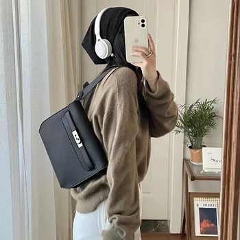 Geantă messenger din piele naturală, construcție din piele de vacă dublă, deschidere cu capac, unisex, cu trei curele