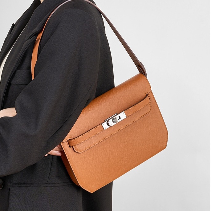 Geantă messenger din piele naturală, construcție din piele de vacă dublă, deschidere cu capac, unisex, cu trei curele