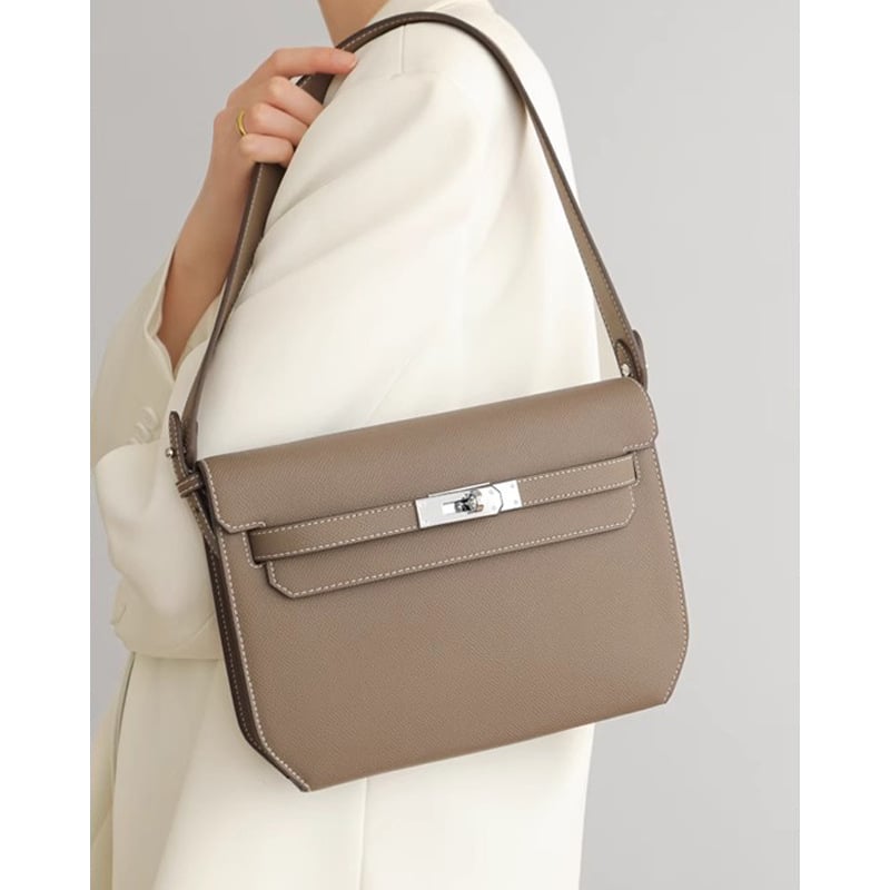 Geantă messenger din piele naturală, construcție din piele de vacă dublă, deschidere cu capac, unisex, cu trei curele