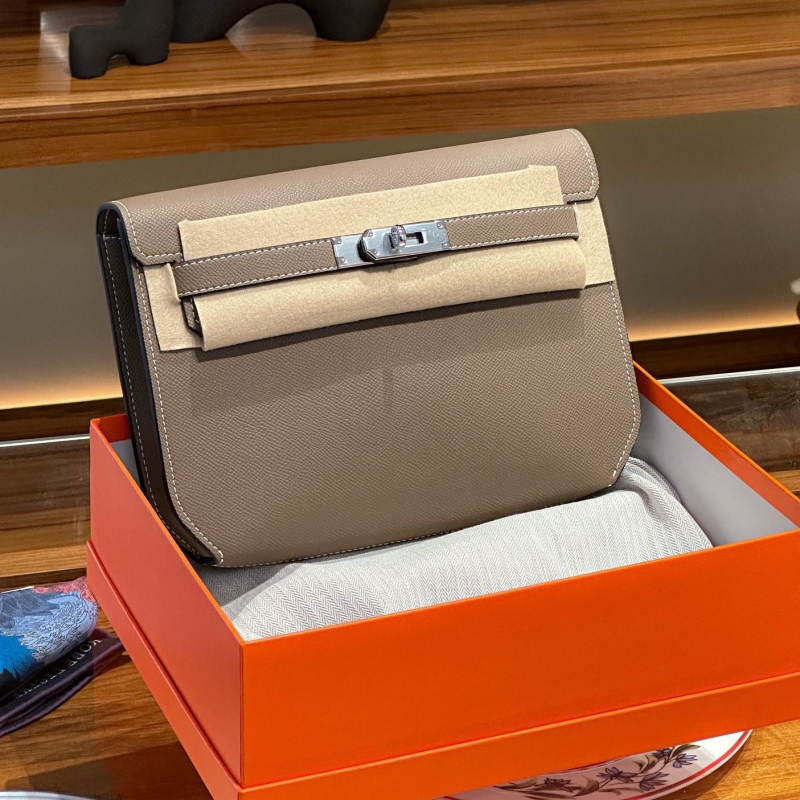 Geantă messenger din piele naturală, construcție din piele de vacă dublă, deschidere cu capac, unisex, cu trei curele