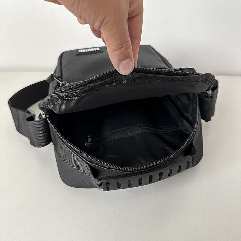Muška torba preko ramena, poslovnog elitnog stila, od membranske oksford tkanine, vodootporna, može primiti 8-inčni laptop, idealna za službena putovanja.