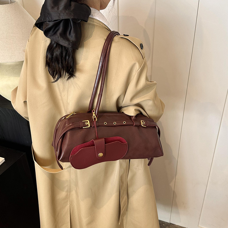 Γυναικεία tote τσάντα – αστικός μινιμαλισμός, PU υλικό, μορφή μαξιλαριού, φερμουάρ, άνοιξη 2025