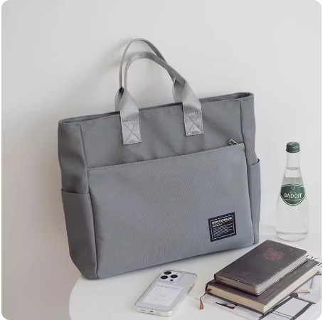 Nylon tote torba za poslovnu svakodnevicu, zatvarač, vodoravni kvadratni oblik, poliesterska podstava, unutarnji džep sa zipom, džep za telefon, džep za ID, dvostruke ručke