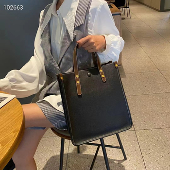 Ženska kožna torbica preko tijela, bucket stil, zatvarač, unutarnji pretinci, dvostruka naramenica