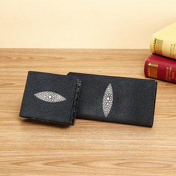 Kožený clutch bag z pravej kože, textúra perlovej rybej kože, viaceré sloty na karty, štýl business elite, podšívka z pravej kože, jar 2025 uvedenie