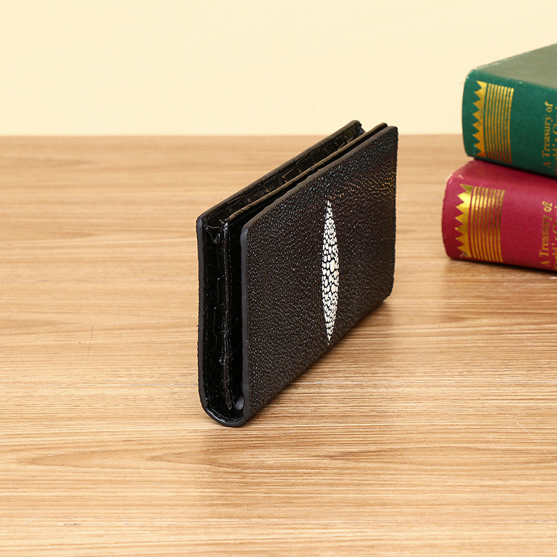 Kožený clutch bag z pravej kože, textúra perlovej rybej kože, viaceré sloty na karty, štýl business elite, podšívka z pravej kože, jar 2025 uvedenie