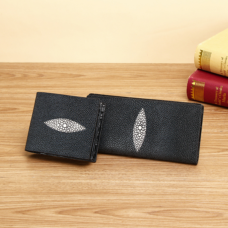 Kožený clutch bag z pravej kože, textúra perlovej rybej kože, viaceré sloty na karty, štýl business elite, podšívka z pravej kože, jar 2025 uvedenie