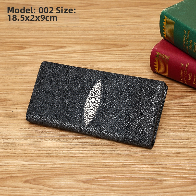 Kožený clutch bag z pravej kože, textúra perlovej rybej kože, viaceré sloty na karty, štýl business elite, podšívka z pravej kože, jar 2025 uvedenie