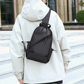 Muška crossbody torba, ultra lagana, street style, materijal kožna membrana, kompatibilna s prijenosnim racunalom, casual putovanje