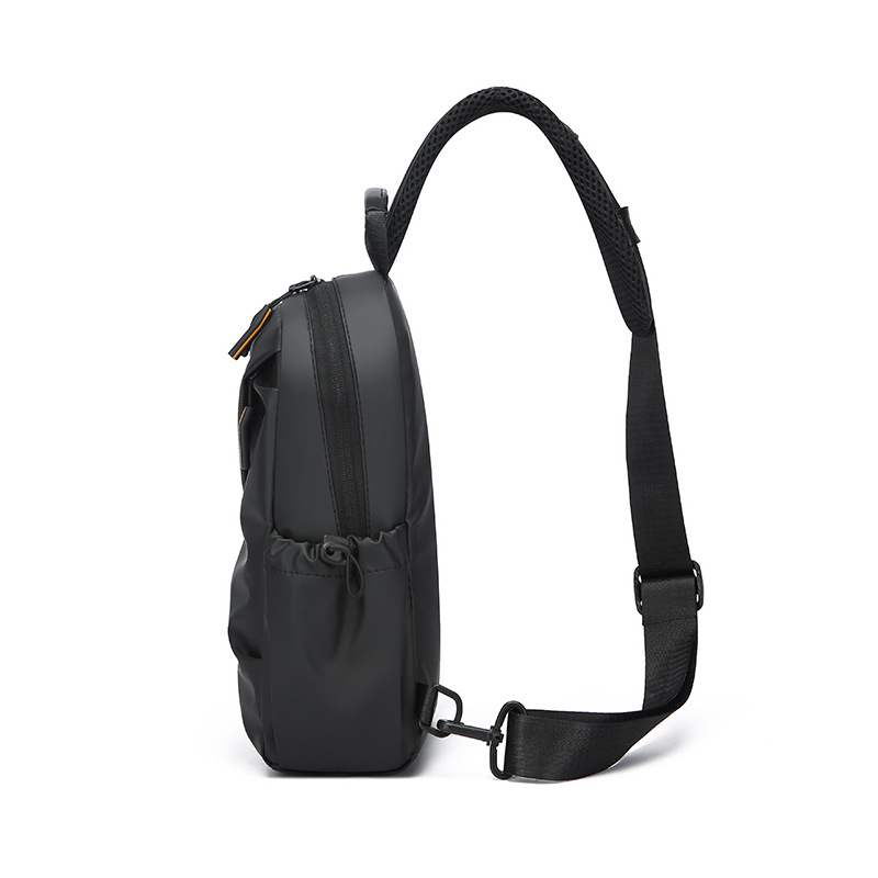 Muška crossbody torba, ultra lagana, street style, materijal kožna membrana, kompatibilna s prijenosnim racunalom, casual putovanje