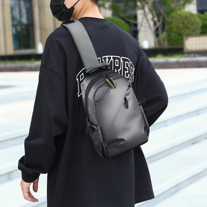 Muška crossbody torba, ultra lagana, street style, materijal kožna membrana, kompatibilna s prijenosnim racunalom, casual putovanje