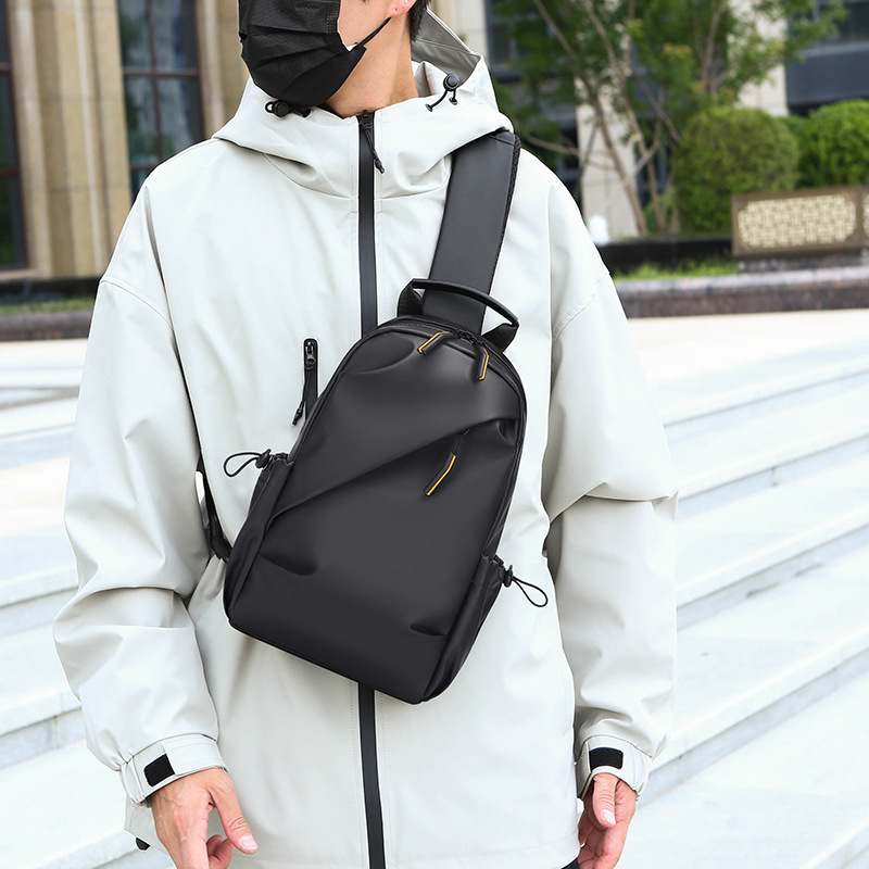 Muška crossbody torba, ultra lagana, street style, materijal kožna membrana, kompatibilna s prijenosnim racunalom, casual putovanje