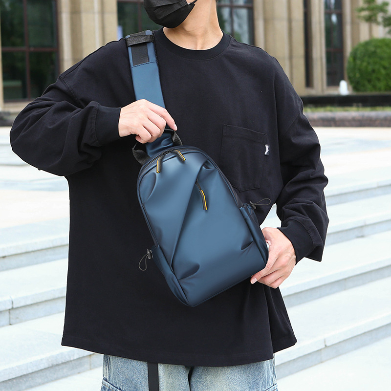 Muška crossbody torba, ultra lagana, street style, materijal kožna membrana, kompatibilna s prijenosnim racunalom, casual putovanje