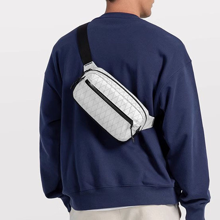 Muška crossbody torba od najlona, vodootporna, prozračna, ultralagana, prugast uzorak, proljeće 2025