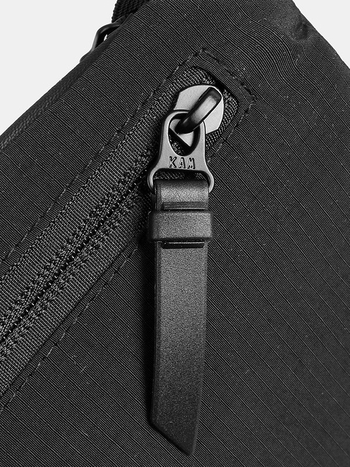 Unisex najlon crossbody torba sa zatvaračem, ovalni oblik, jednoručna naramenica, džep za telefon i dokumente.