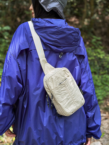 Crossbody torba od najlona – urbana jednostavnost, uspravni kvadratni oblik, zatvaranje zipom, unutarnje pretince za telefon i ID karticu