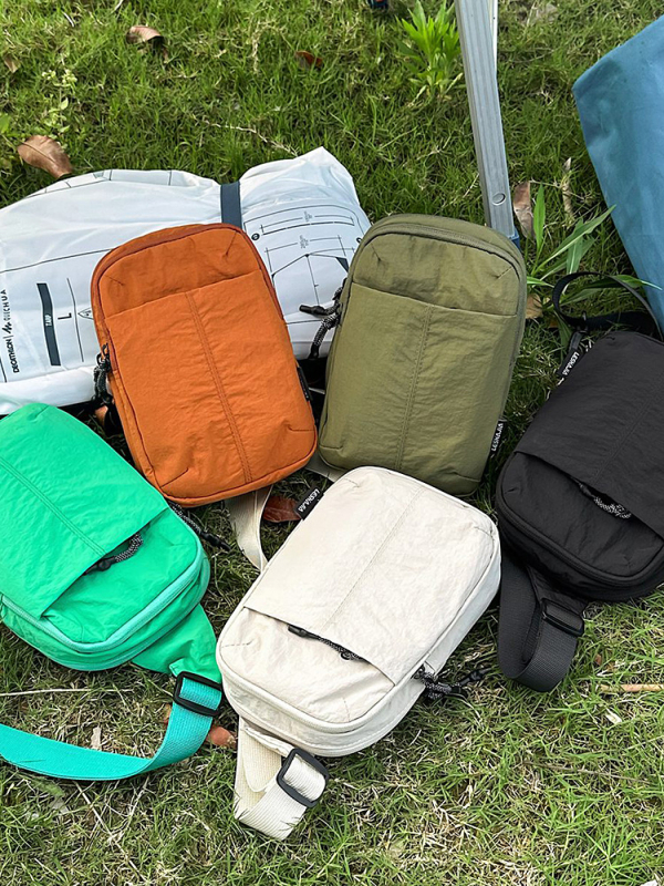 Crossbody torba od najlona – urbana jednostavnost, uspravni kvadratni oblik, zatvaranje zipom, unutarnje pretince za telefon i ID karticu