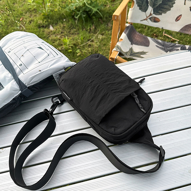 Crossbody torba od najlona – urbana jednostavnost, uspravni kvadratni oblik, zatvaranje zipom, unutarnje pretince za telefon i ID karticu