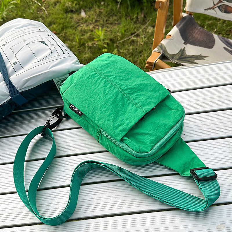 Crossbody torba od najlona – urbana jednostavnost, uspravni kvadratni oblik, zatvaranje zipom, unutarnje pretince za telefon i ID karticu