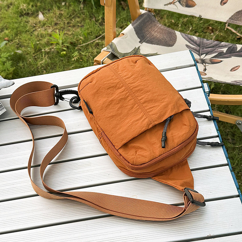 Crossbody torba od najlona – urbana jednostavnost, uspravni kvadratni oblik, zatvaranje zipom, unutarnje pretince za telefon i ID karticu