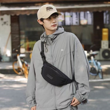 Férfi mellkas táska szabadidős utazásokhoz, nylon külső, poliészter bélés, betűs mintázat, 2025 őszén megjelenik