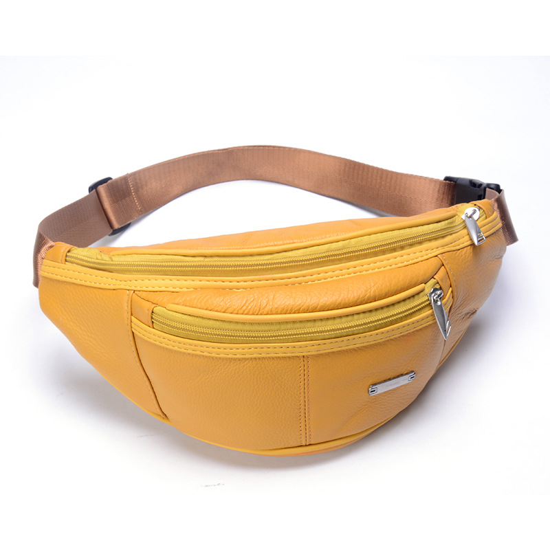 Férfi övtáska természetes bőrből, hold alakú, zipzárral záródó; belső rekeszek: zipzáras zseb, telefonzseb, identifikációs zseb, poliészter bélés