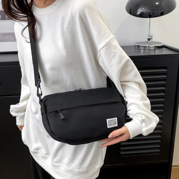 Crossbody torba, platna, urbana jednostavnost, underarm stil, zatvaranje na zip, s unutarnjim slojem