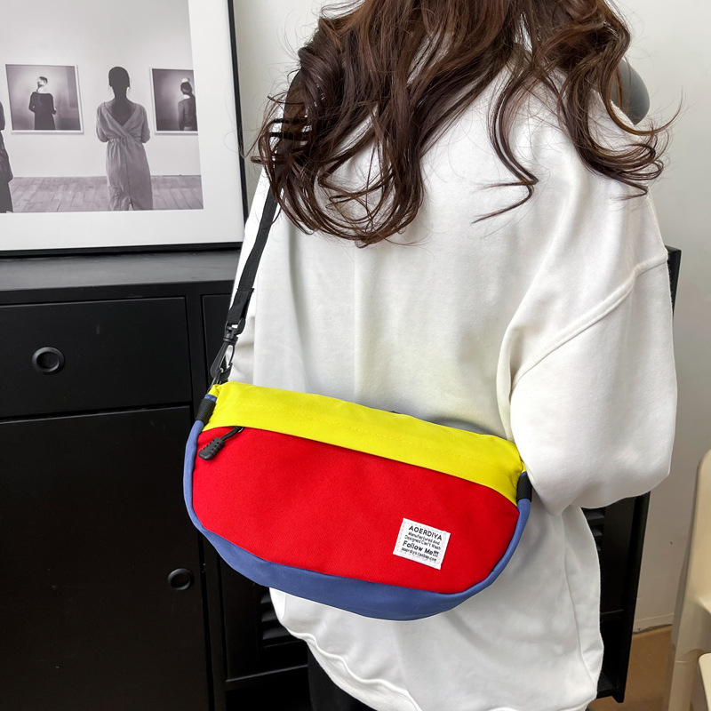 Crossbody torba, platna, urbana jednostavnost, underarm stil, zatvaranje na zip, s unutarnjim slojem