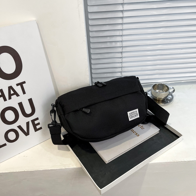 Crossbody torba, platna, urbana jednostavnost, underarm stil, zatvaranje na zip, s unutarnjim slojem