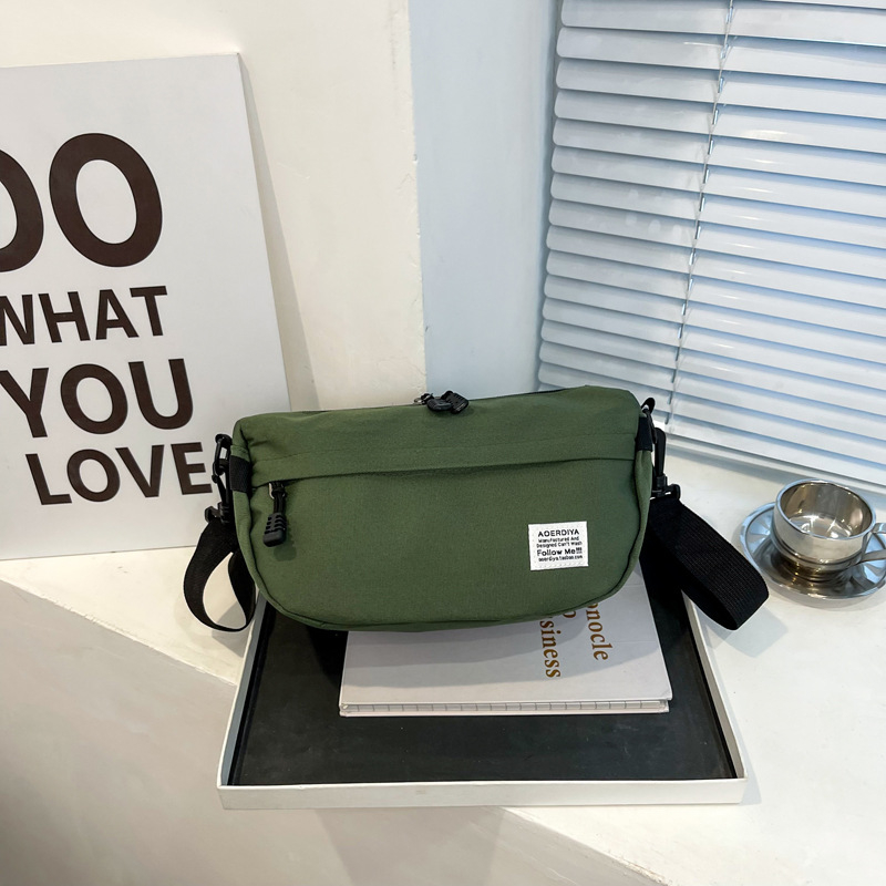 Crossbody torba, platna, urbana jednostavnost, underarm stil, zatvaranje na zip, s unutarnjim slojem