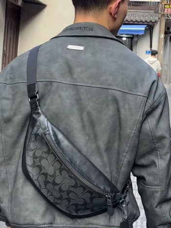 Muška chest bag preko prsa, PVC materijal, uzorak slova, poliester podstava, ležerni stil putovanja, proljeće 2024
