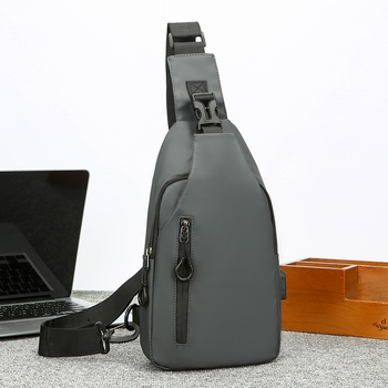 Muška chest bag za prsa za slobodno vrijeme putovanja, PU film, vodootporna s USB sučeljem, odgovara 8-inčnom uređaju