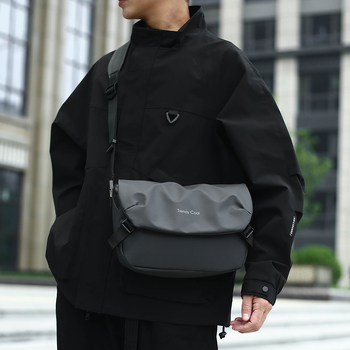 Muška messenger torba – vodootporna, izgled kože, podstava od poliestera