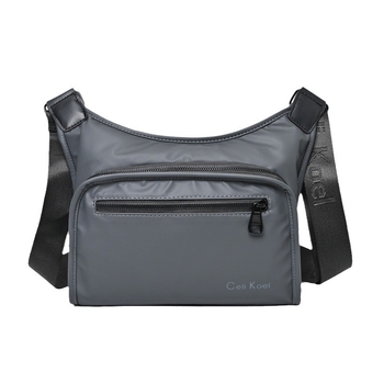 Muška crossbody torba s neutralnim dizajnom, materijal kožna membrana, mogućnost skladištenja, za slobodno vrijeme putovanja, proljeće 2025.