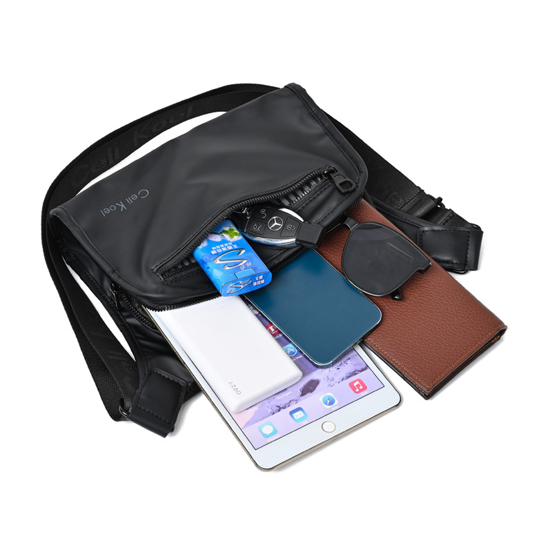 Muška crossbody torba s neutralnim dizajnom, materijal kožna membrana, mogućnost skladištenja, za slobodno vrijeme putovanja, proljeće 2025.