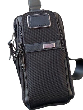 Muška torbica na ramenu od balističkog najlona - kompaktna, svestrana, urbanistički minimalistički stil, svakodnevna upotreba, proljeće 2024