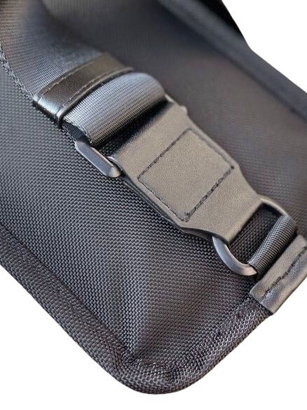 Muška torbica na ramenu od balističkog najlona - kompaktna, svestrana, urbanistički minimalistički stil, svakodnevna upotreba, proljeće 2024