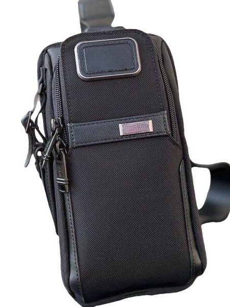 Muška torbica na ramenu od balističkog najlona - kompaktna, svestrana, urbanistički minimalistički stil, svakodnevna upotreba, proljeće 2024