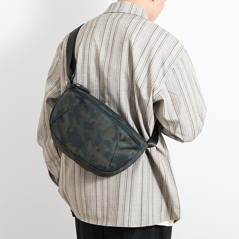 Muška platena crossbody torba – gradski stil, višefunkcionalna, jednobojni uzorak za putovanja