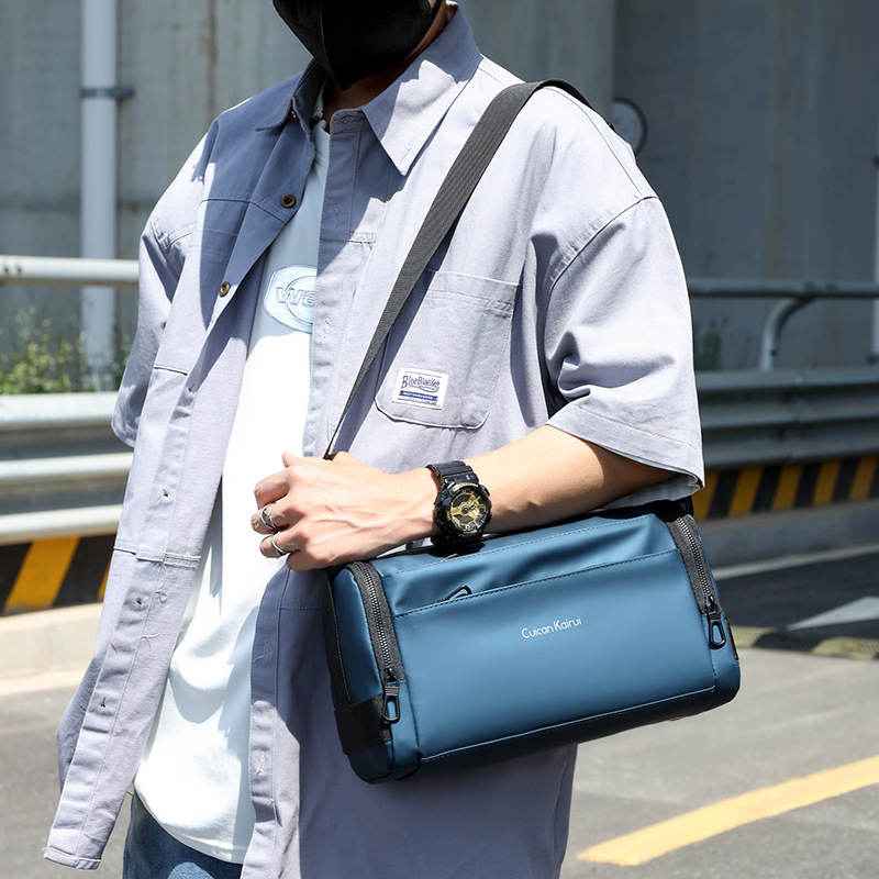 Muška crossbody torba – urban stil, najlon, vodootporna, ultra lagana, otporna na habanje; podstava poliester; uzorak: slova