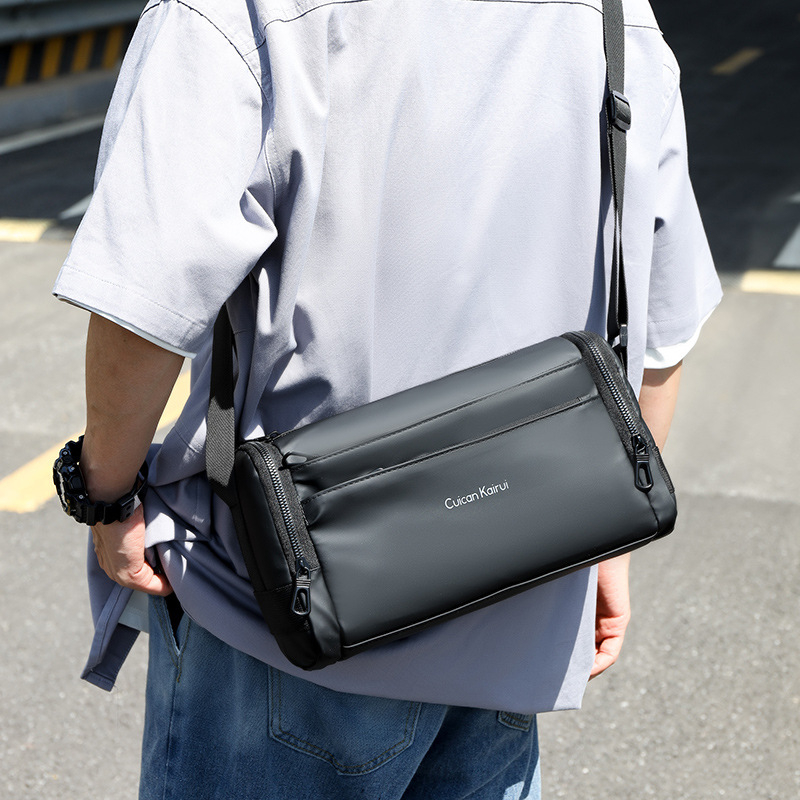 Muška crossbody torba – urban stil, najlon, vodootporna, ultra lagana, otporna na habanje; podstava poliester; uzorak: slova