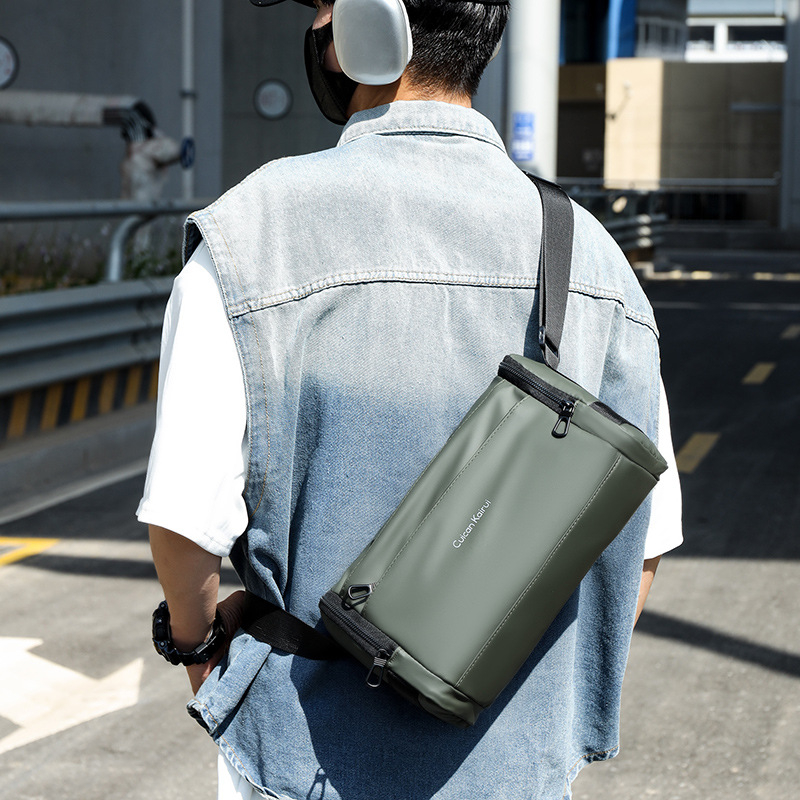 Muška crossbody torba – urban stil, najlon, vodootporna, ultra lagana, otporna na habanje; podstava poliester; uzorak: slova