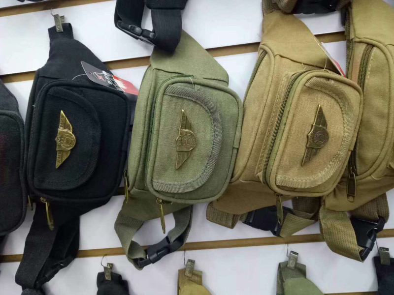 Muška platnena torbica za pojas – sa zatvaračem, džepom za telefon i džepom za identifikaciju; ovalni oblik, model 813