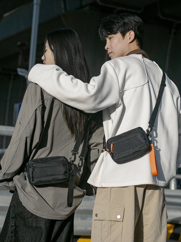 Muška crossbody torba, gradski minimalistički stil, najlon, ultra lagana, podstava poliester, za slobodno putovanje, proljeće 2025