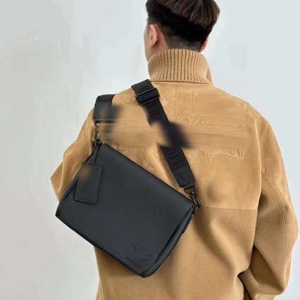 Muška messenger torbica od prave kože, crossbody/ramena, prvog sloja goveđe kože, crna, pogodna za 10-inčni prijenosnik
