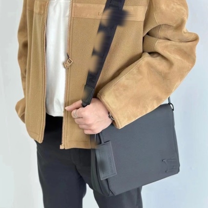 Muška messenger torbica od prave kože, crossbody/ramena, prvog sloja goveđe kože, crna, pogodna za 10-inčni prijenosnik