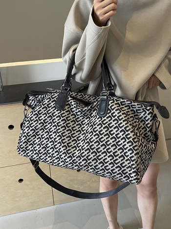 Putna torba – stilna i lagana, unisex dizajn; kapacitet 20–35 l, materijal tkanina, prozračna