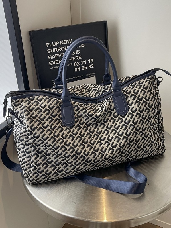 Putna torba – stilna i lagana, unisex dizajn; kapacitet 20–35 l, materijal tkanina, prozračna