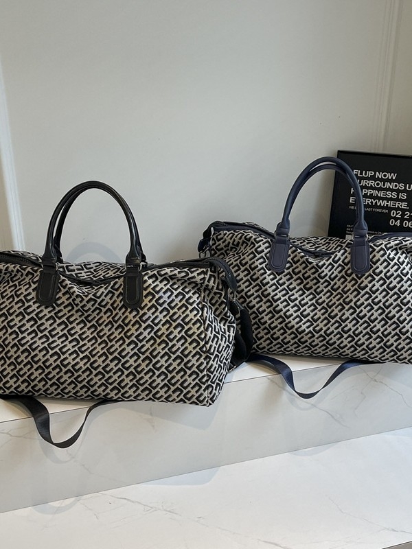 Putna torba – stilna i lagana, unisex dizajn; kapacitet 20–35 l, materijal tkanina, prozračna