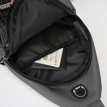 Muška crossbody torba, gradski stil, najlonski materijal, kompatibilna s 8-inčnim prijenosnikom, kontrastni dizajn